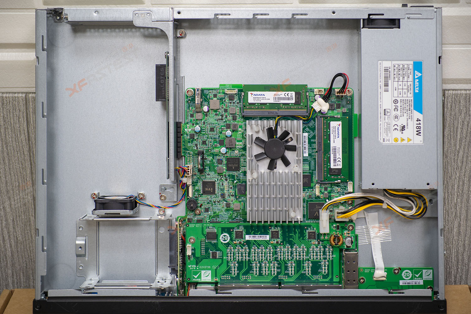 左上角位置留有 2 組 PCIe 插槽，左下方就可連接 2 組 2.5 吋硬碟機